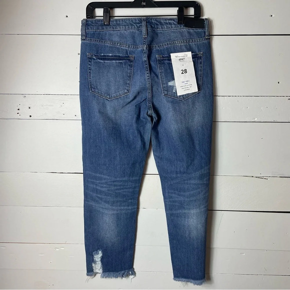 NWT Vervet Distressed Cropped Boyfriend Jeans Size 28 - Picture 2 of 10